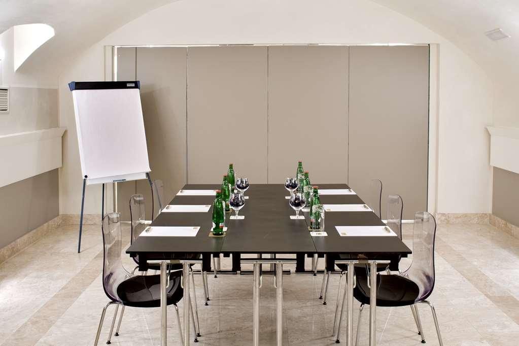 Grand Palace Brno Tiện nghi bức ảnh A meeting room